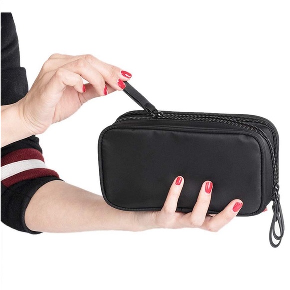 *LAST ONE* NEW Black & Hot Pink Double Zippered Side Nylon Cosmetics Travel Bag - Picture 4 of 8